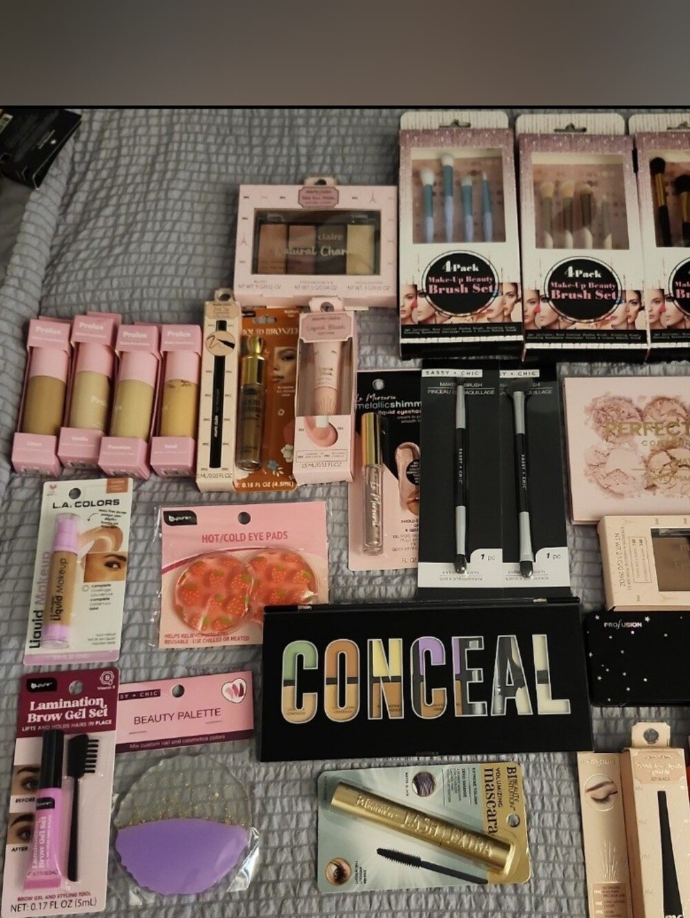 Conceal Makeup Palette in Black with Pink Accent Accessories